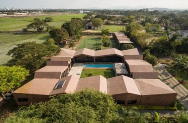 BIM建筑|仿佛散落地上随风起褶皱的方丝帕：El Cortijo之家-BIM建筑网