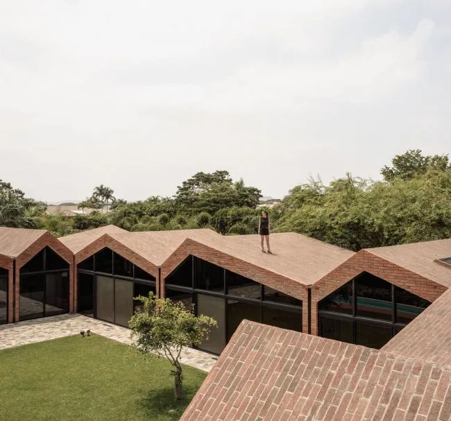 BIM建筑|仿佛散落地上随风起褶皱的方丝帕：El Cortijo之家