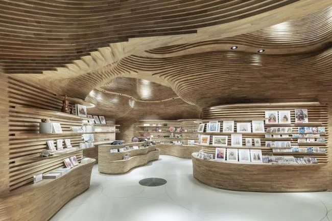 BIM建筑|云诡波谲，仿佛渗透光线的原始洞窟：卡塔尔国度博物馆商铺 / 高田浩一建筑事务所