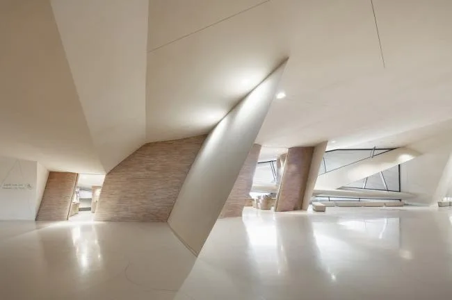 BIM建筑|云诡波谲，仿佛渗透光线的原始洞窟：卡塔尔国度博物馆商铺 / 高田浩一建筑事务所