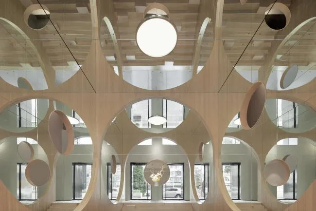 BIM建筑|拱与镜：虚实相映的无尽空间 / 槃达建筑