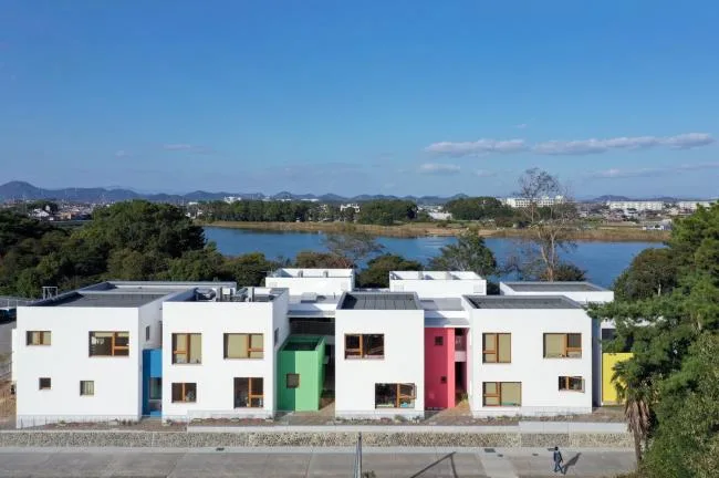 BIM建筑|彩色连廊穿插于白色体量间的湖畔丛林幼儿园 / 竹中工务店