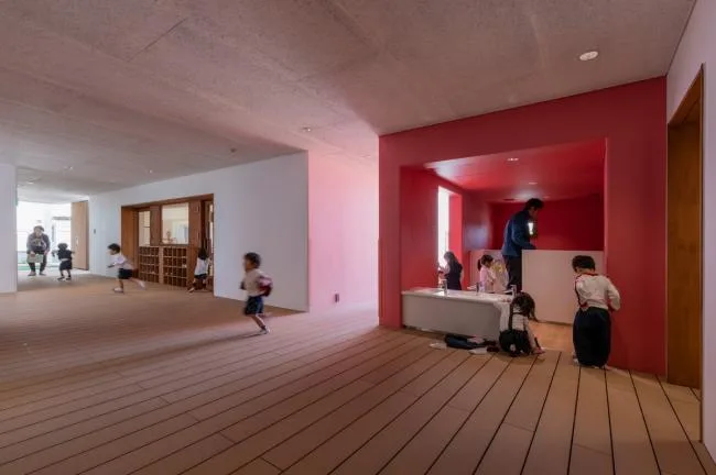 BIM建筑|彩色连廊穿插于白色体量间的湖畔丛林幼儿园 / 竹中工务店