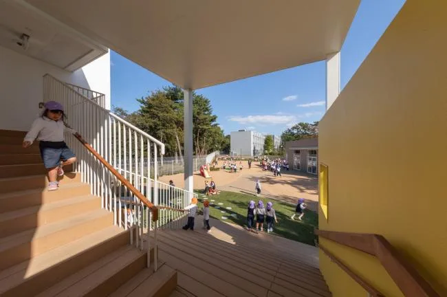 BIM建筑|彩色连廊穿插于白色体量间的湖畔丛林幼儿园 / 竹中工务店