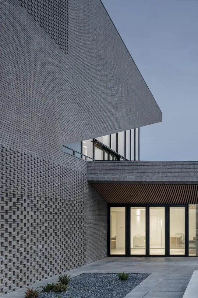 BIM建筑|坚实蕴藉，独看名胜：华润团体档案馆 / Studio Link-Arc