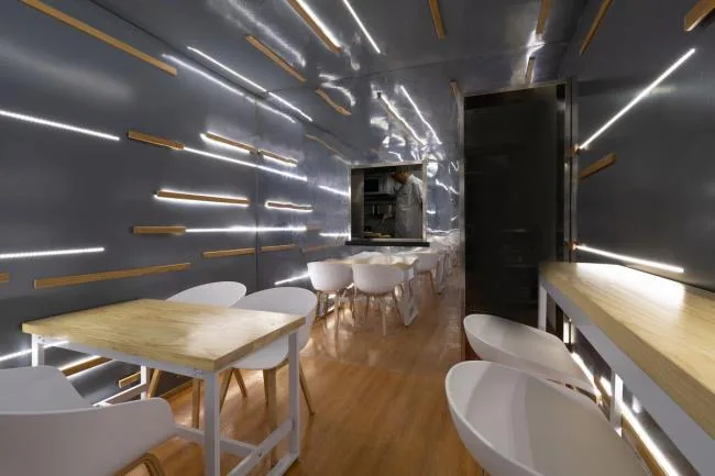 BIM建筑|逼仄之间，自成一道刺眼的光线：夹缝中的捞饭餐厅 / 平介设计