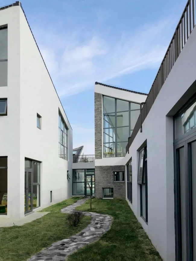 BIM建筑|水乡韵味，一看无际的平原上蜂拥闪烁的“星星”：江苏省北沙幼儿园 / Crossboundaries