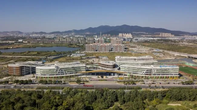 BIM建筑|西塞山前的“白鹭”：上海交年夜教导团体（湖州）帕丁顿双语黉舍 / 思序设计