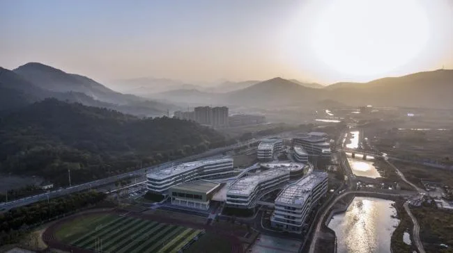 BIM建筑|西塞山前的“白鹭”：上海交年夜教导团体（湖州）帕丁顿双语黉舍 / 思序设计