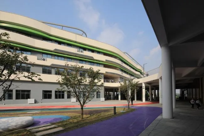 BIM建筑|西塞山前的“白鹭”：上海交年夜教导团体（湖州）帕丁顿双语黉舍 / 思序设计