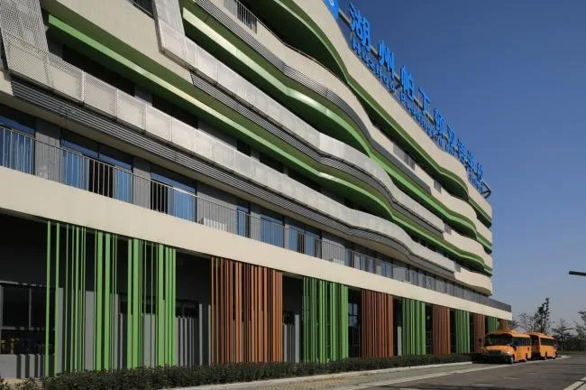 BIM建筑|西塞山前的“白鹭”：上海交年夜教导团体（湖州）帕丁顿双语黉舍 / 思序设计