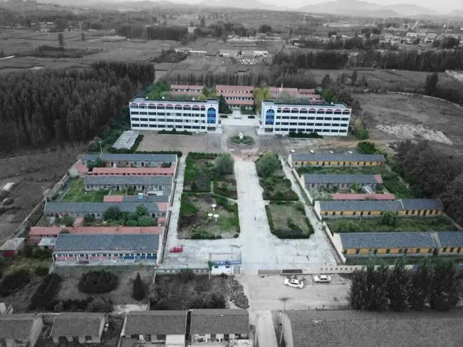 BIM建筑|律动的砖红花圃：日照1971研学营地旧黉舍改革 / DK年夜可建筑设计