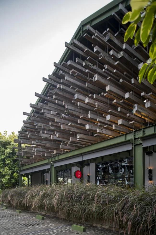 BIM建筑|条条木椽，仿佛从暗黑中涌来：植进天然的漂浮餐厅
