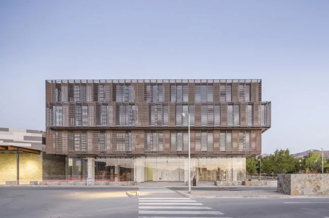 BIM建筑|金属合金与木材的碰撞，打造的亲热而具质感的办公贸易综合体