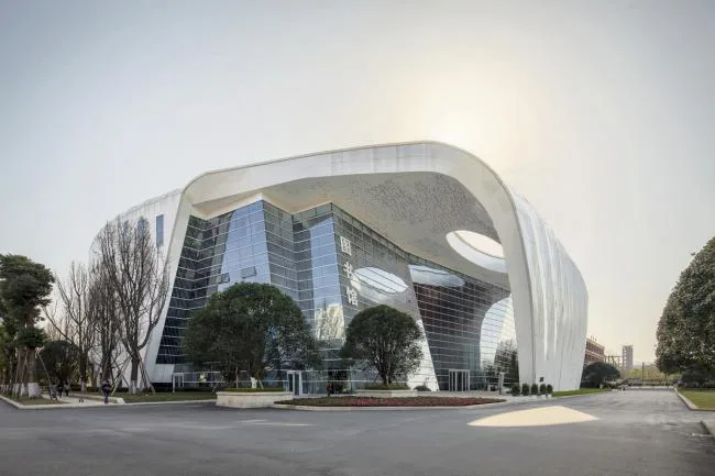 BIM建筑|宛若晶莹剔透的灯笼花瓣包裹花蕊：重庆房地产职业学院藏书楼 / 湃昂国际建筑设计参谋