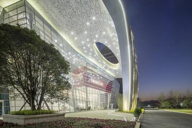 BIM建筑|宛若晶莹剔透的灯笼花瓣包裹花蕊：重庆房地产职业学院藏书楼 / 湃昂国际建筑设计参谋