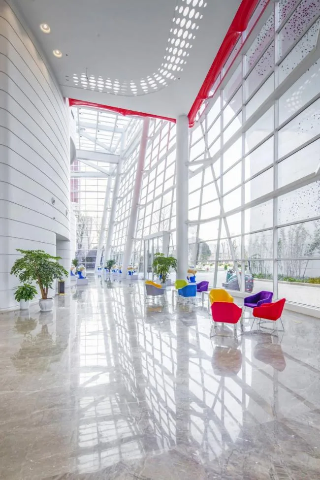 BIM建筑|宛若晶莹剔透的灯笼花瓣包裹花蕊：重庆房地产职业学院藏书楼 / 湃昂国际建筑设计参谋