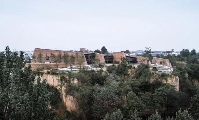 BIM建筑|黄地盘上错落睁开的“折扇”：郑州建业足球小镇旅客中间 / 水石设计