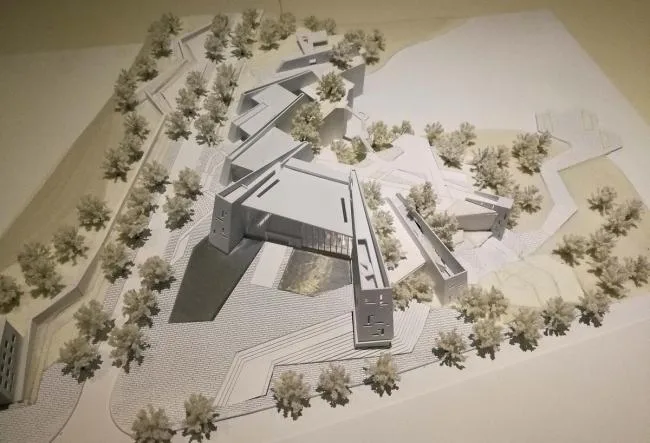 BIM建筑|黄地盘上错落睁开的“折扇”：郑州建业足球小镇旅客中间 / 水石设计