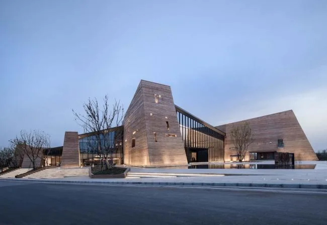 BIM建筑|黄地盘上错落睁开的“折扇”：郑州建业足球小镇旅客中间 / 水石设计