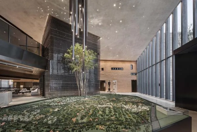BIM建筑|黄地盘上错落睁开的“折扇”：郑州建业足球小镇旅客中间 / 水石设计