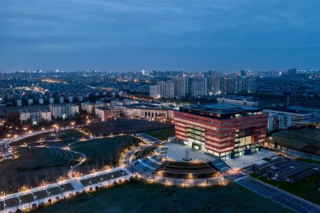 BIM建筑|沃野平原上的一盏“年夜红灯笼”：成都年夜学新藏书楼 / 中国建筑西南设计研讨院