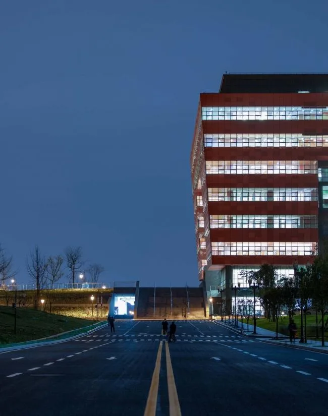 BIM建筑|沃野平原上的一盏“年夜红灯笼”：成都年夜学新藏书楼 / 中国建筑西南设计研讨院