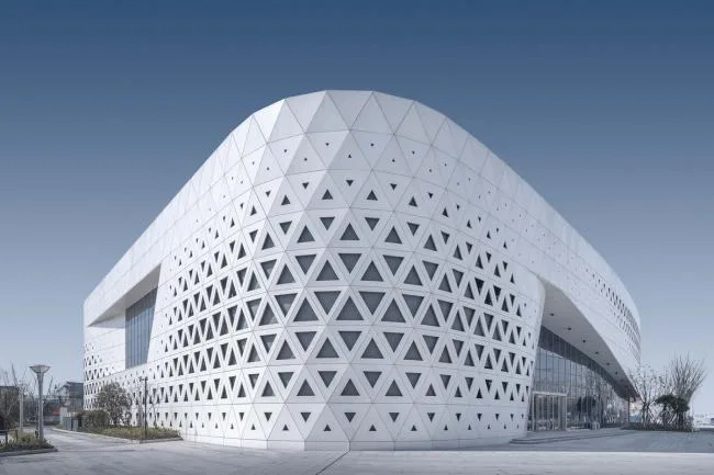 BIM建筑|天高海阔，如同年夜海上翻腾的白色巨浪：如东体育中间 / 同济年夜学建筑设计研讨院