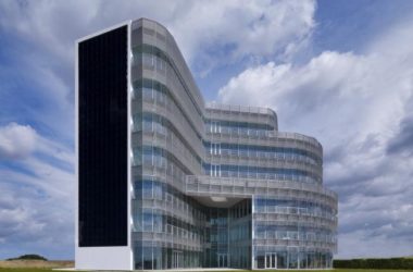 BIM建筑|蓝白日幕下的宏大雕塑：意年夜利Forti Holding Spa 总部与办公楼 / ATIproject-BIM建筑网