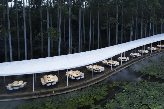 BIM建筑|云雾氤氲，丝带超脱：云镜 · 花圃暖锅餐厅 / 慕达建筑