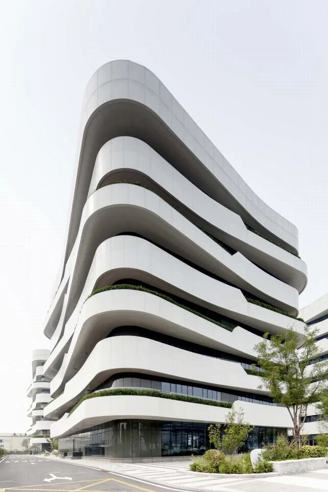 BIM建筑|宛若柔柔翻腾的海浪：天筠产业办公组团 / 第一实践建筑设计