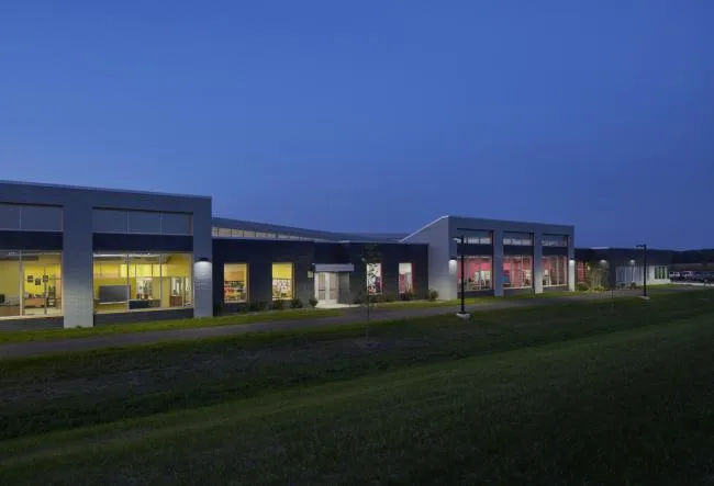 BIM建筑|开放互动，融进几何元素：罗克福德公立小学 / CannonDesign
