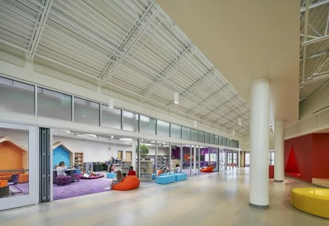 BIM建筑|开放互动，融进几何元素：罗克福德公立小学 / CannonDesign