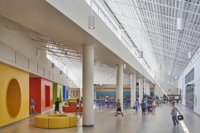 BIM建筑|开放互动，融进几何元素：罗克福德公立小学 / CannonDesign