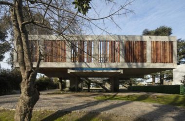 BIM建筑|与年夜树枝桠握手，混凝土打造的朴实之家 / Estudio Botteri-Connell-BIM建筑网