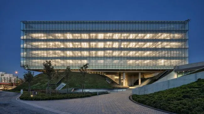 BIM建筑|轻轻“躺”在山丘上的玻璃盒子：加兰蒂银行科技园区 / ERA Architects