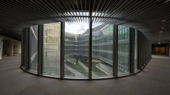 BIM建筑|轻轻“躺”在山丘上的玻璃盒子：加兰蒂银行科技园区 / ERA Architects