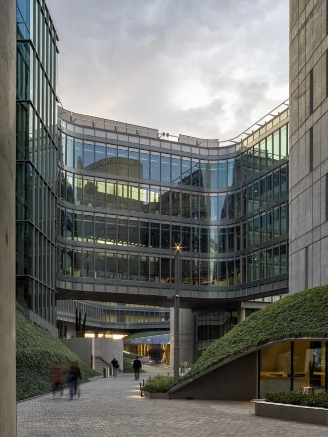 BIM建筑|轻轻“躺”在山丘上的玻璃盒子：加兰蒂银行科技园区 / ERA Architects