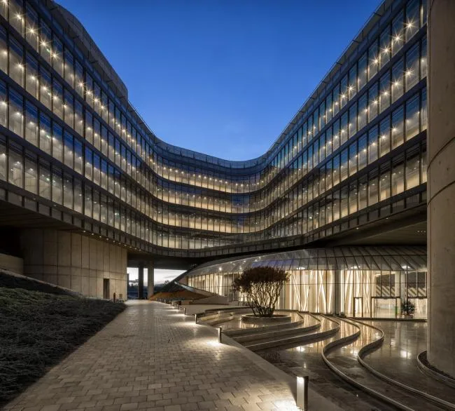 BIM建筑|轻轻“躺”在山丘上的玻璃盒子：加兰蒂银行科技园区 / ERA Architects