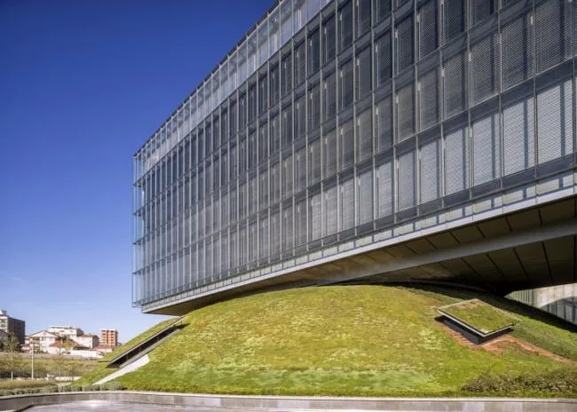 BIM建筑|轻轻“躺”在山丘上的玻璃盒子：加兰蒂银行科技园区 / ERA Architects