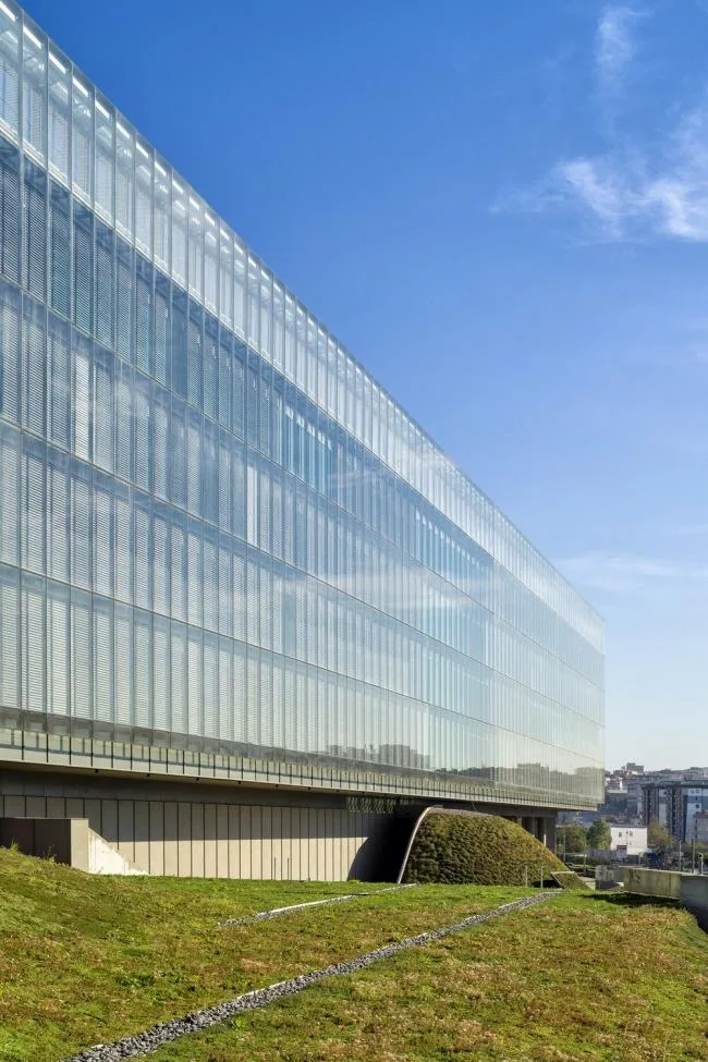 BIM建筑|轻轻“躺”在山丘上的玻璃盒子：加兰蒂银行科技园区 / ERA Architects
