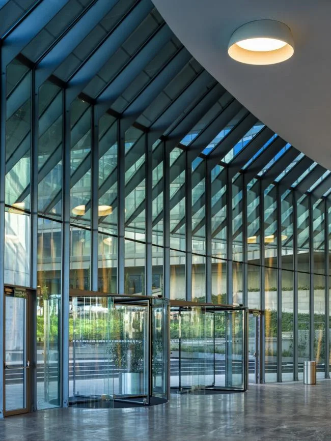 BIM建筑|轻轻“躺”在山丘上的玻璃盒子：加兰蒂银行科技园区 / ERA Architects