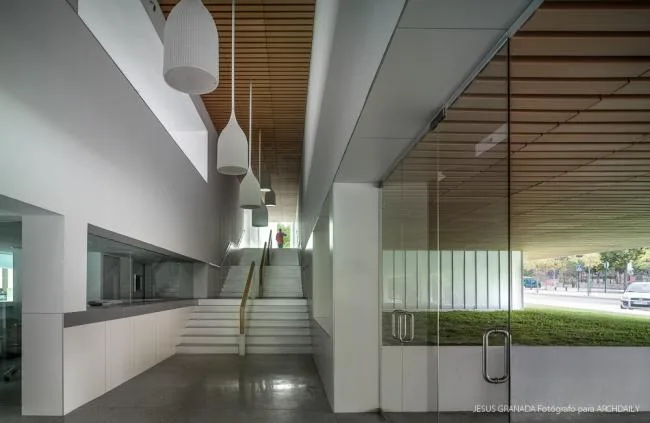 BIM建筑|如小伴侣般整洁排队：教师培训中间 / Ramón Fernández-Alonso