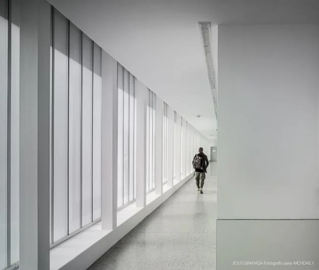 BIM建筑|如小伴侣般整洁排队：教师培训中间 / Ramón Fernández-Alonso