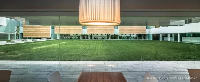 BIM建筑|如小伴侣般整洁排队：教师培训中间 / Ramón Fernández-Alonso