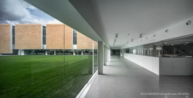 BIM建筑|如小伴侣般整洁排队：教师培训中间 / Ramón Fernández-Alonso