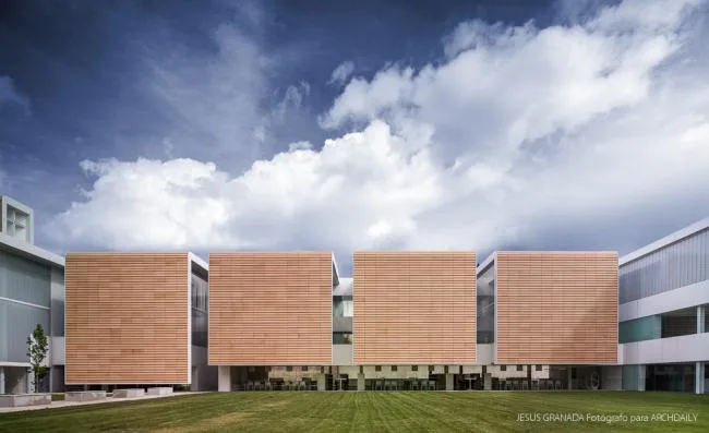BIM建筑|如小伴侣般整洁排队：教师培训中间 / Ramón Fernández-Alonso