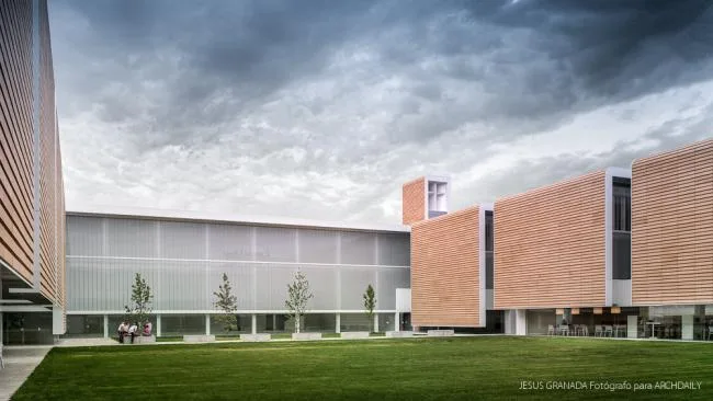 BIM建筑|如小伴侣般整洁排队：教师培训中间 / Ramón Fernández-Alonso
