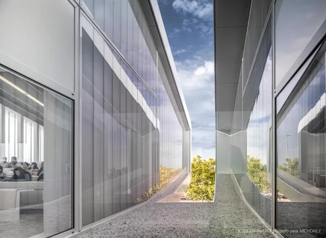 BIM建筑|如小伴侣般整洁排队：教师培训中间 / Ramón Fernández-Alonso