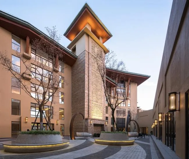 BIM建筑|享青山碧水景，彰古朴亲热貌：年夜理希尔顿酒店 / CCDI + WATG